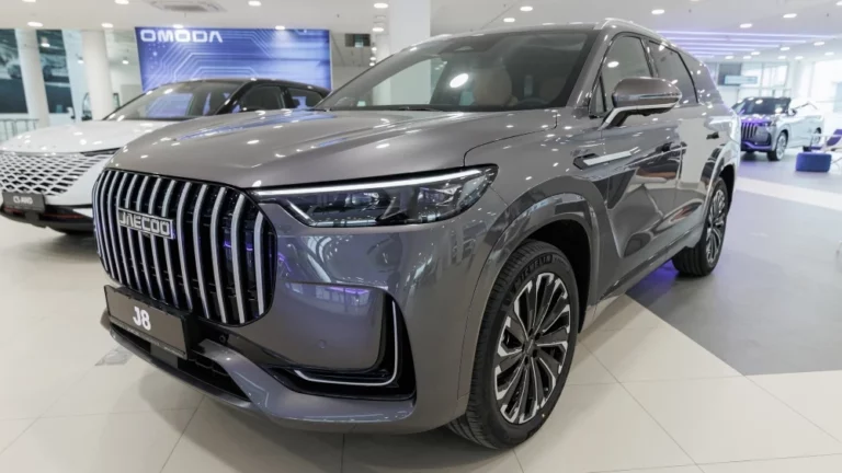 Jaecoo J8 спереди сбоку у дилера новый в автосалоне купить спереди сбоку балтавтотрейд-м