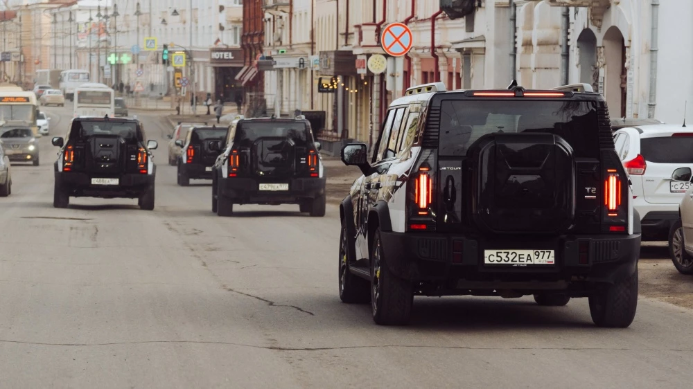 Jetour T2 сбоку сзади в динамике в городе автопробег