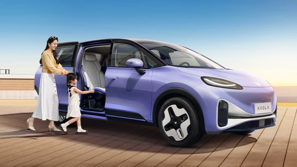 Минивэн Arcfox Kaola сбоку спереди фиолетовый официальные изображения