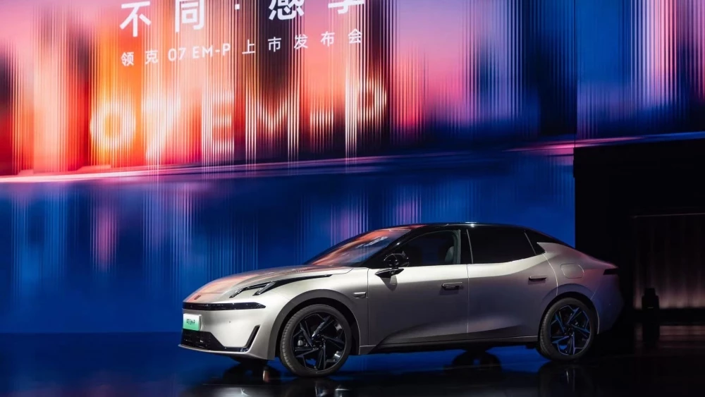 Lynk & Co 07 EM-P презентация в Китае сбоку спереди