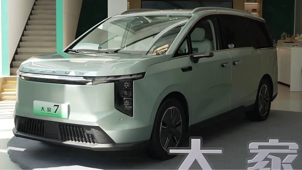 maxus mifa 7 зелёный минивэн сбоку спереди