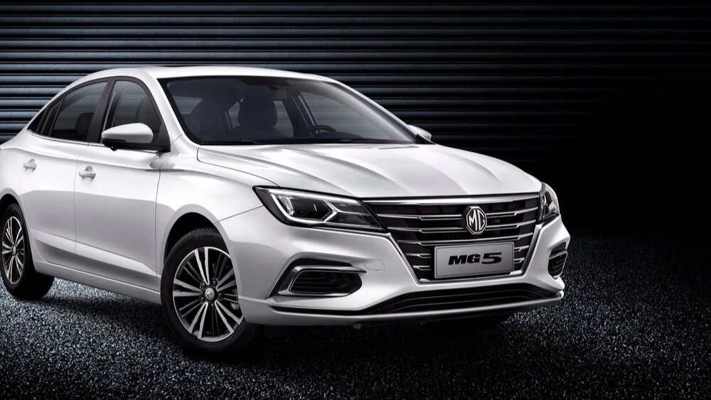 седан MG5 спереди сбоку в России