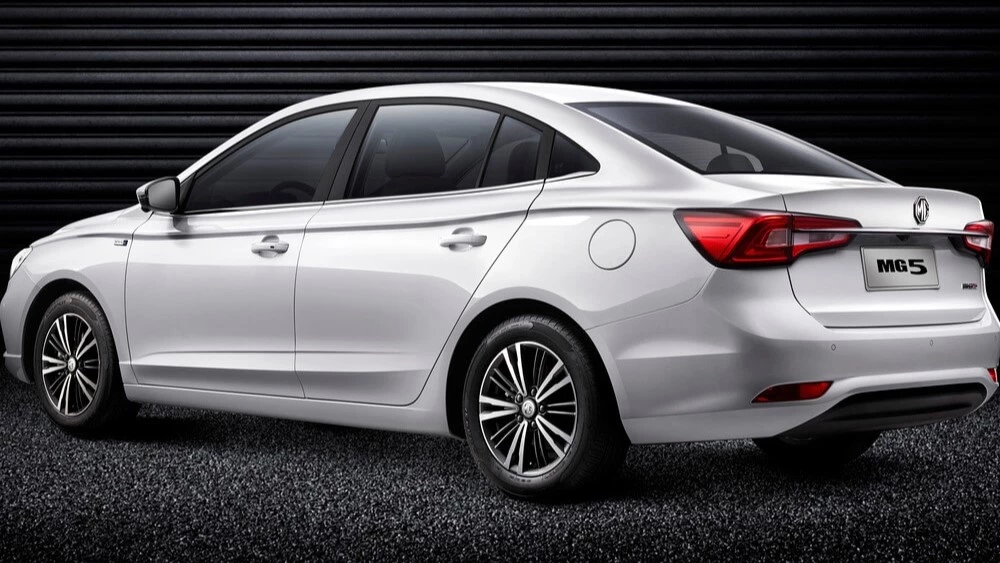 седан MG5 сзади сбоку в России