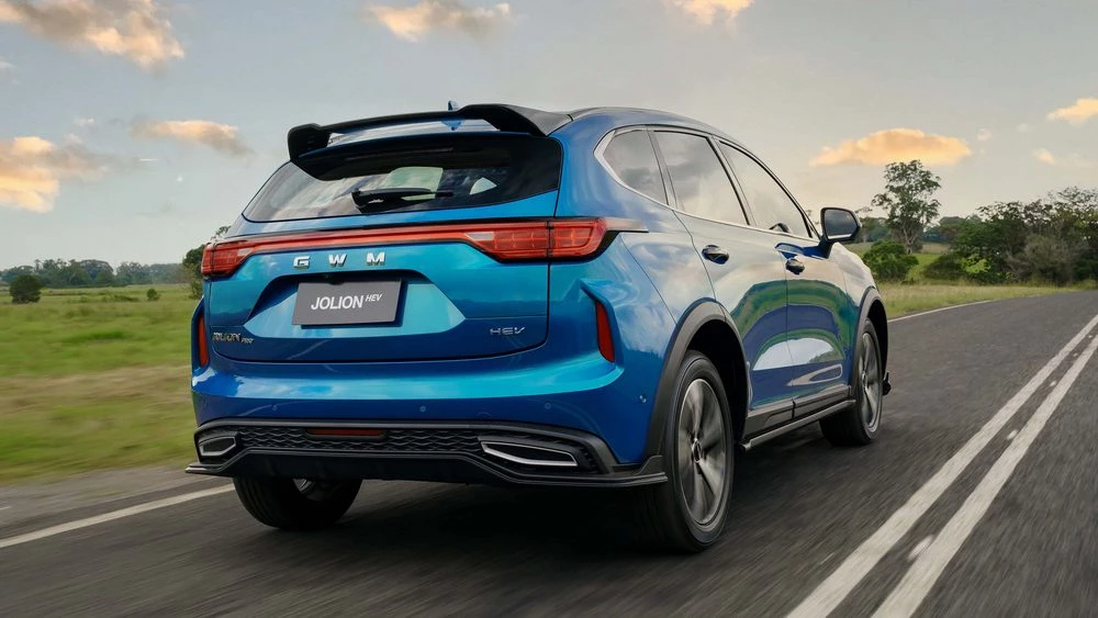 Haval Jolion Pro сбоку сзади