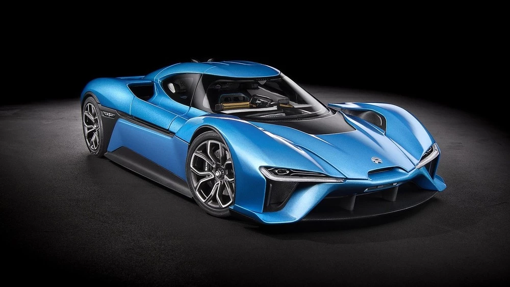 гиперкар NIO EP9 спереди сбоку