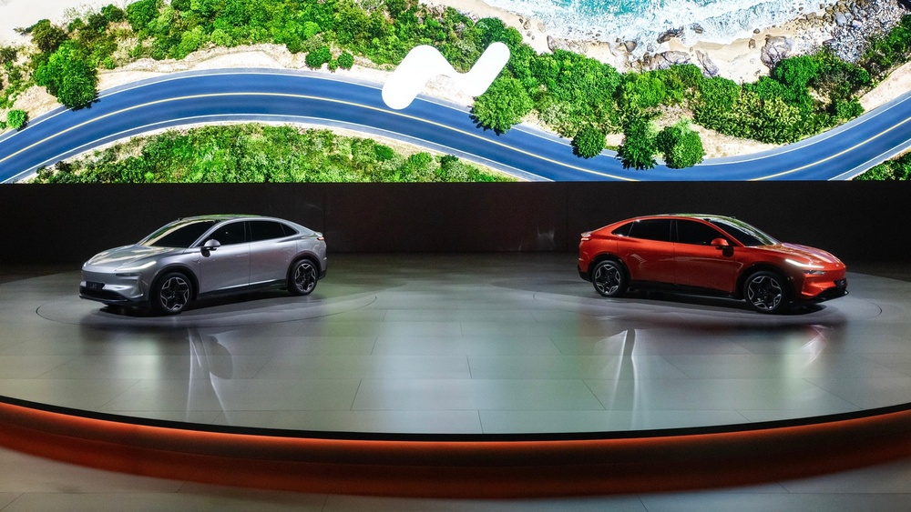 Электрический купе-кроссовер Onvo L60 презентация сбоку спереди