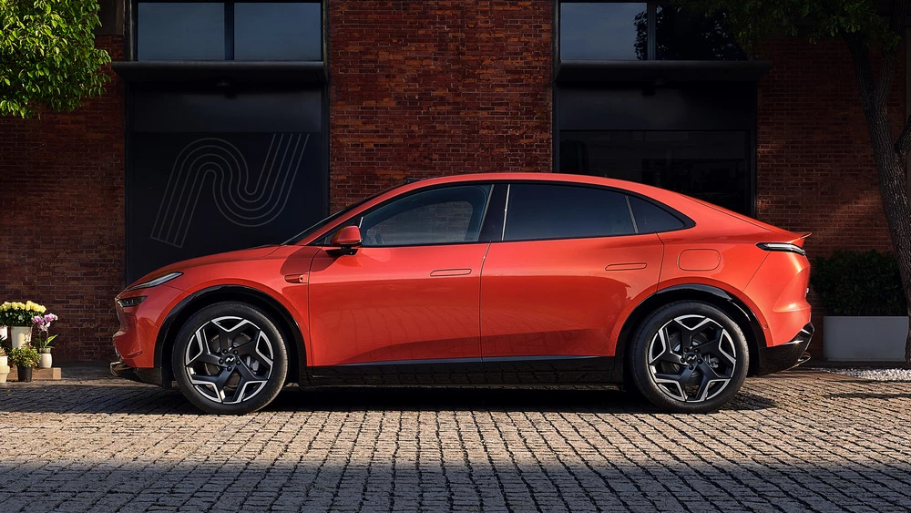 Электрический купе-кроссовер Onvo L60 сбоку