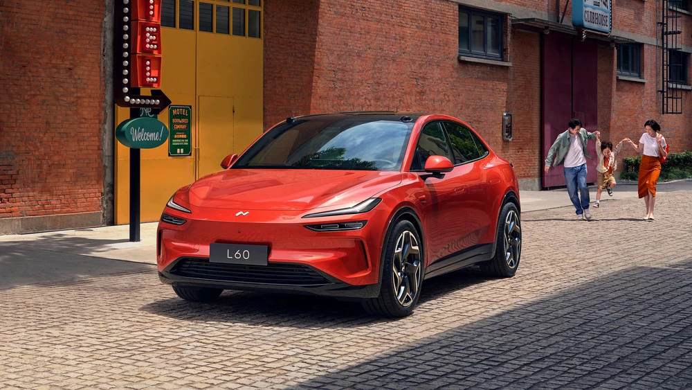Электрический купе-кроссовер Onvo L60 сбоку спереди