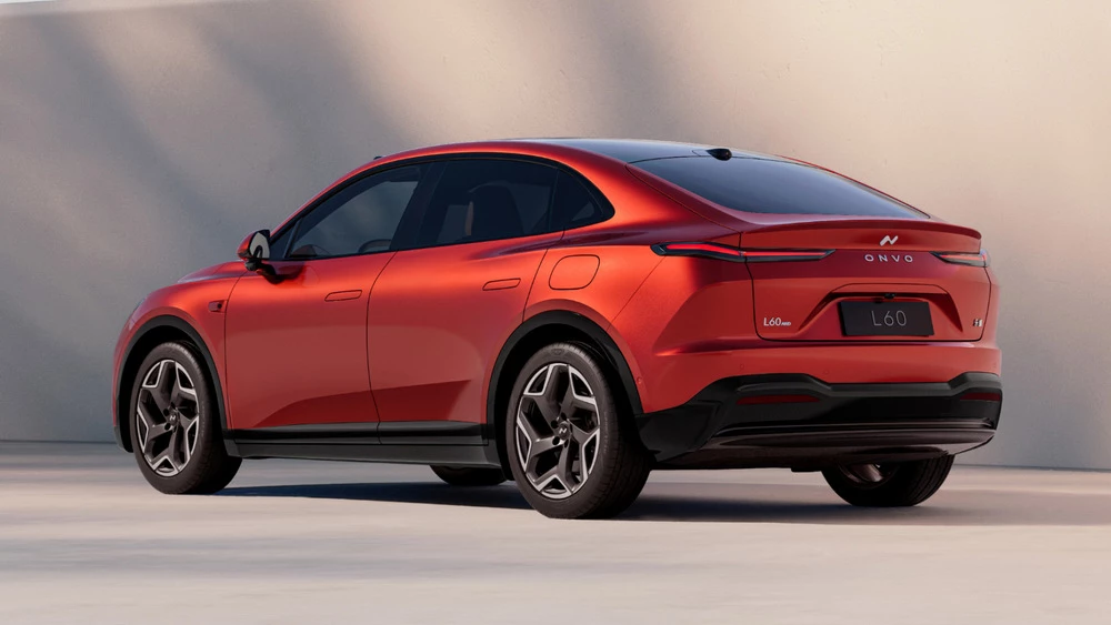 Электрический купе-кроссовер Onvo L60 сбоку сзади