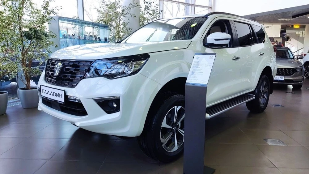 рамный oting паладин у дилера в автосалоне аарон сбоку спереди