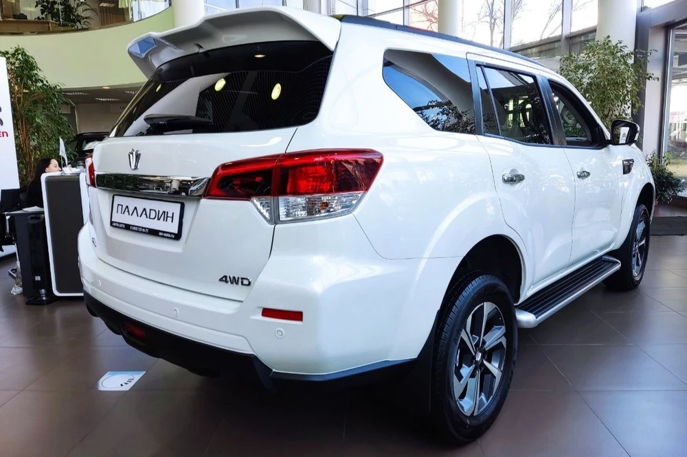 рамный oting паладин у дилера в автосалоне аарон сбоку сзади