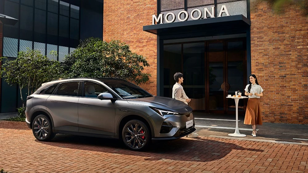 Кроссовер Arcfox Alpha T5 сбоку спереди серый официальные изображения