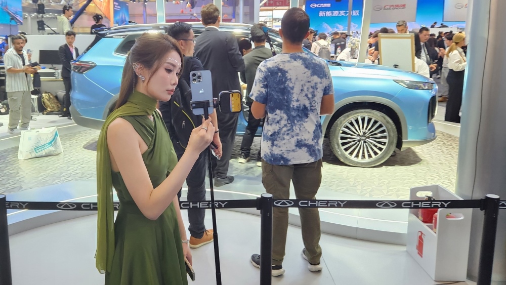 Пекинский автосалон 2024 девушка стрим блогер