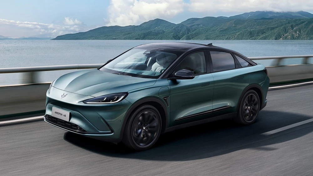 Лифтбек Arcfox Alpha S сбоку спереди зеленый официальные изображения