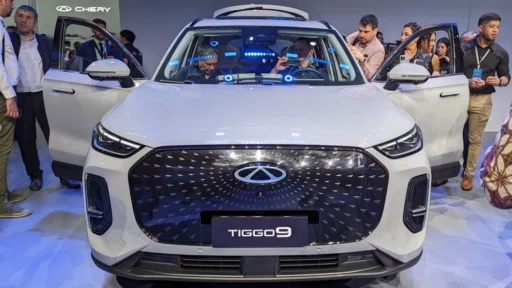 Кроссовер Tiggo 9 PHEV спереди в Пекине