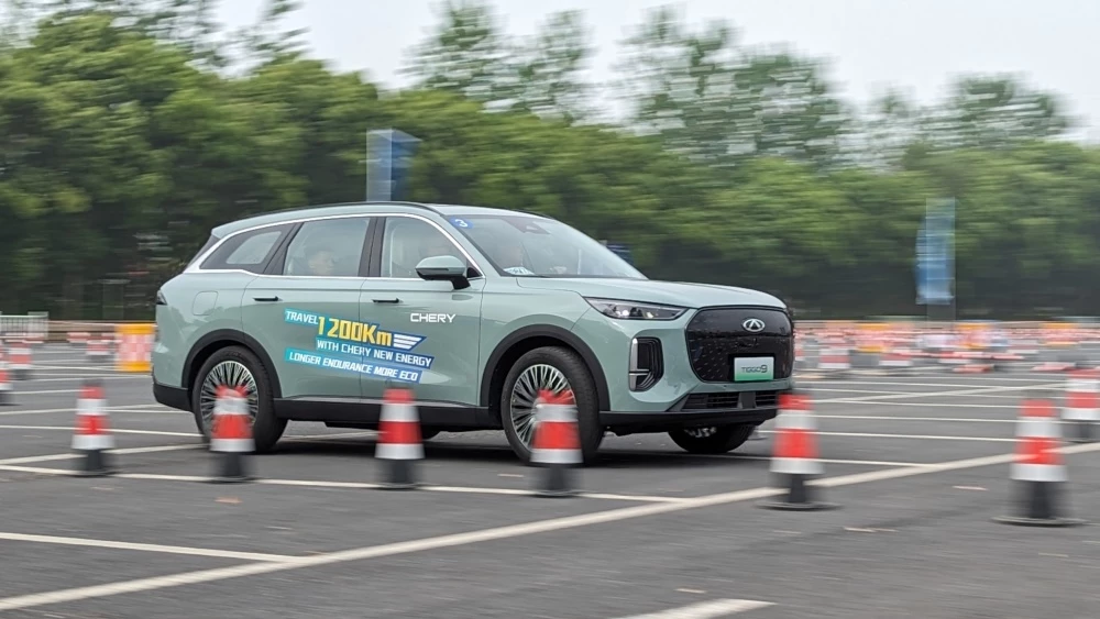 Тест-драйв Tiggo 9 PHEV спереди сбоку в Пекине