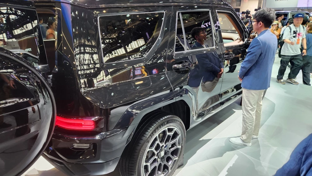 Внедорожник Tank 700 Hi4-T Пекинский автосалон презентация сзади сбоку