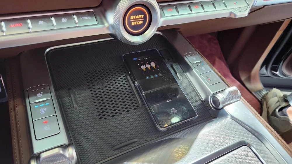 Внедорожник Tank 700 Hi4-T салон интерьер беспроводная зарядка