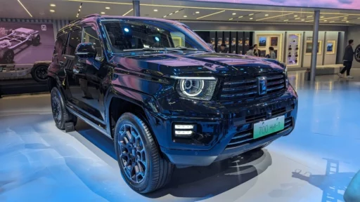 Внедорожник Tank 700 Hi4-T Пекинский автосалон презентация спереди сбоку