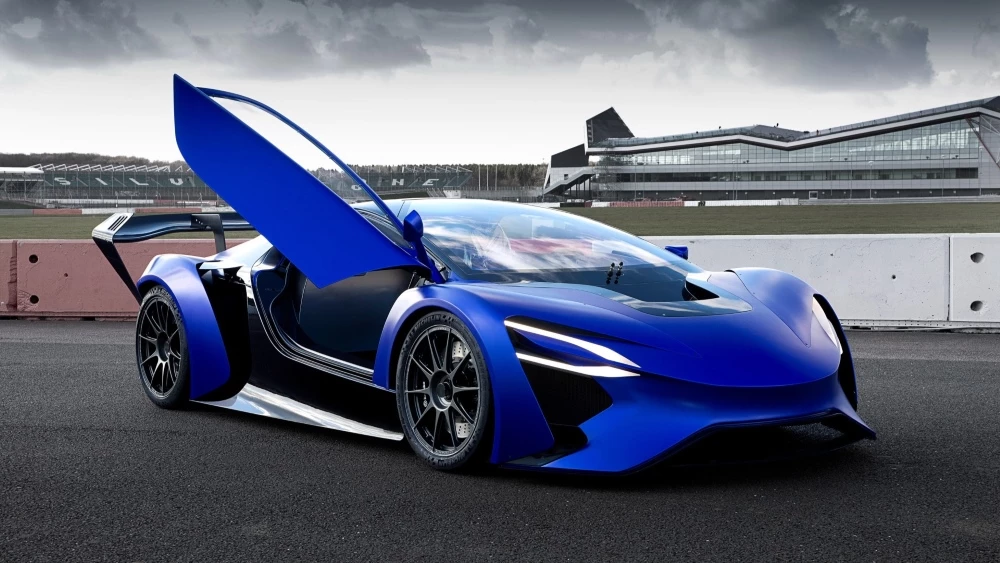 Концептуальный гиперкар Techrules AT96 сбоку спереди