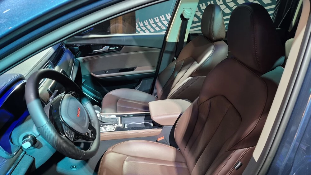 Кроссовер VGV U70 Pro салон интерьер сиденья первый ряд