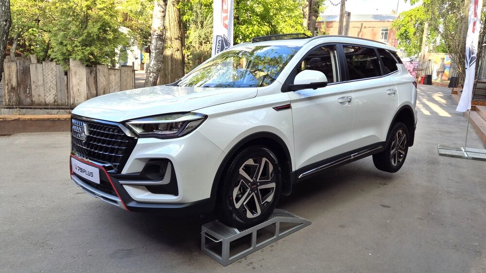 Кроссовер VGV U75 Plus сбоку спереди презентация