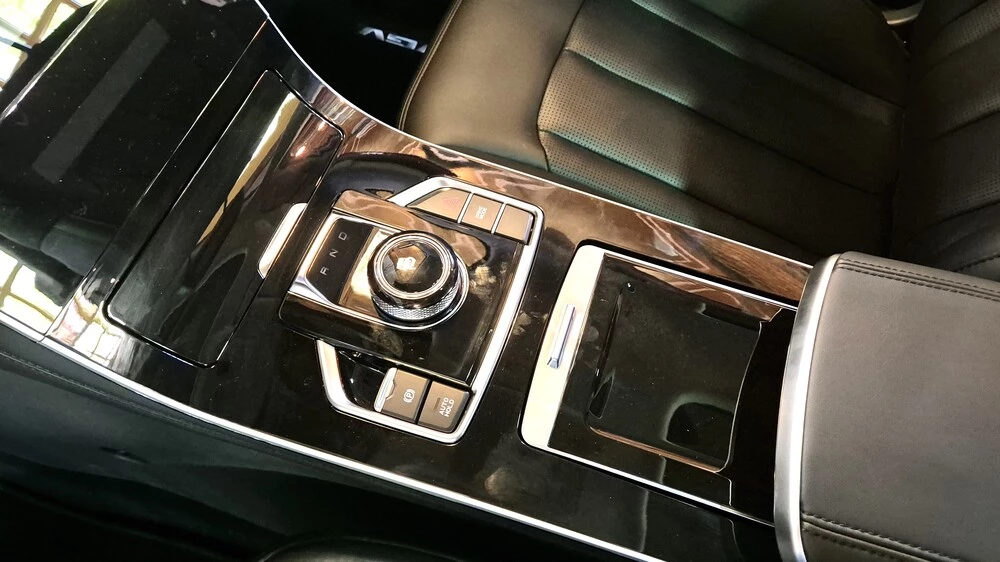 Кроссовер VGV U75 Plus салон интерьер тоннель консоль