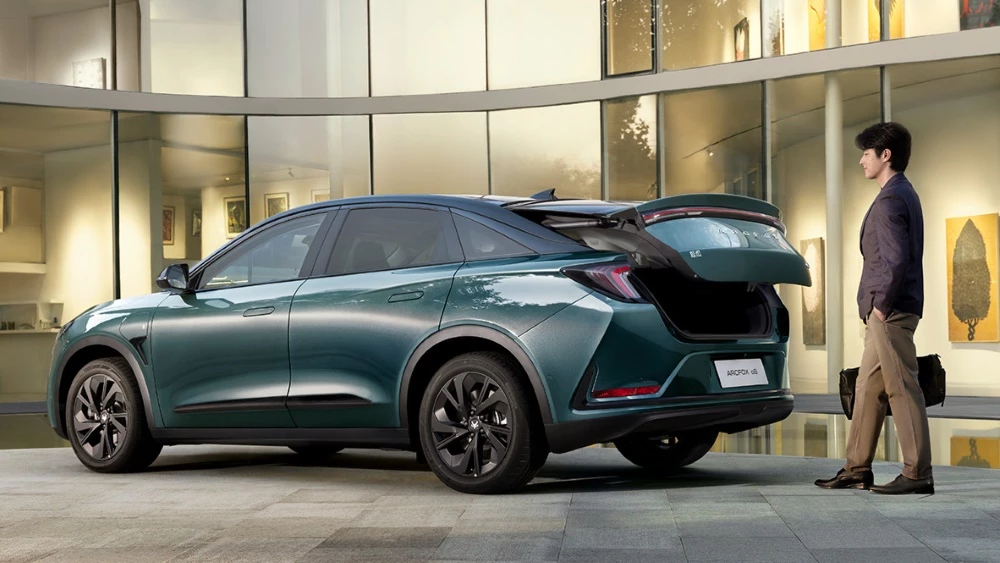 Лифтбек Arcfox Alpha S сбоку сзади зеленый официальные изображения