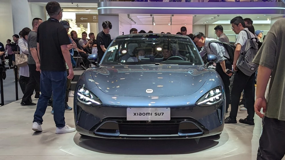 Xiaomi SU7 спереди пекинский автосалон