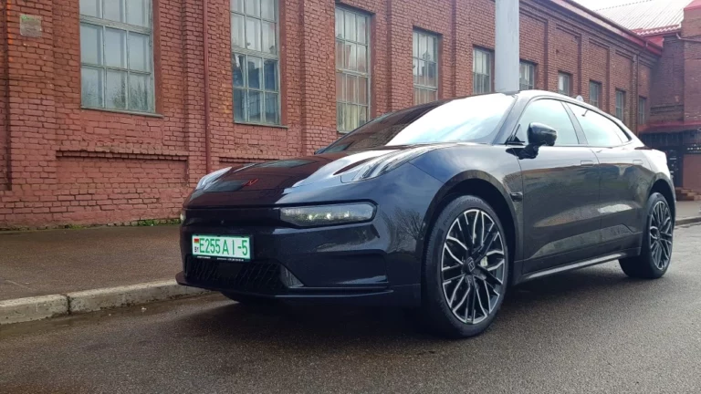 Zeekr 001 сбоку спереди в Беларуси тест официальный