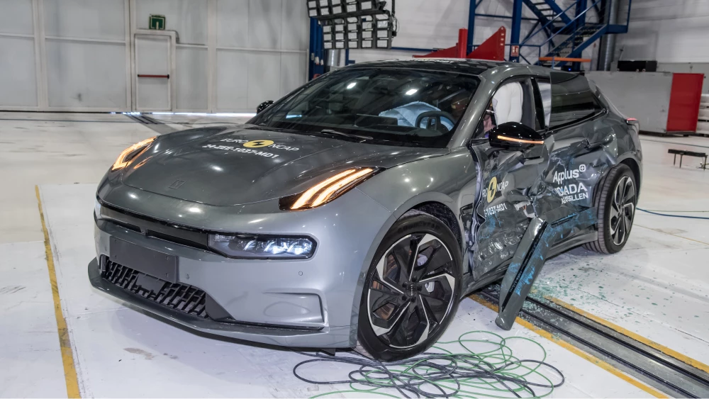 zeekr 001 краш тест euro ncap боковой удар сбоку спереди серый