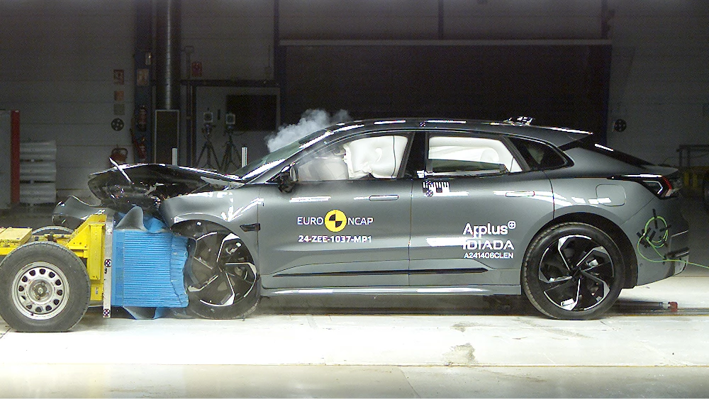 zeekr 001 фронтальный удар с частичным перекрытием краш тест euro ncap сбоку серый