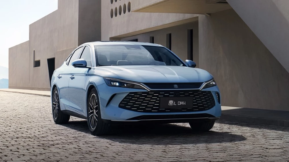 BYD Qin L сбоку спереди