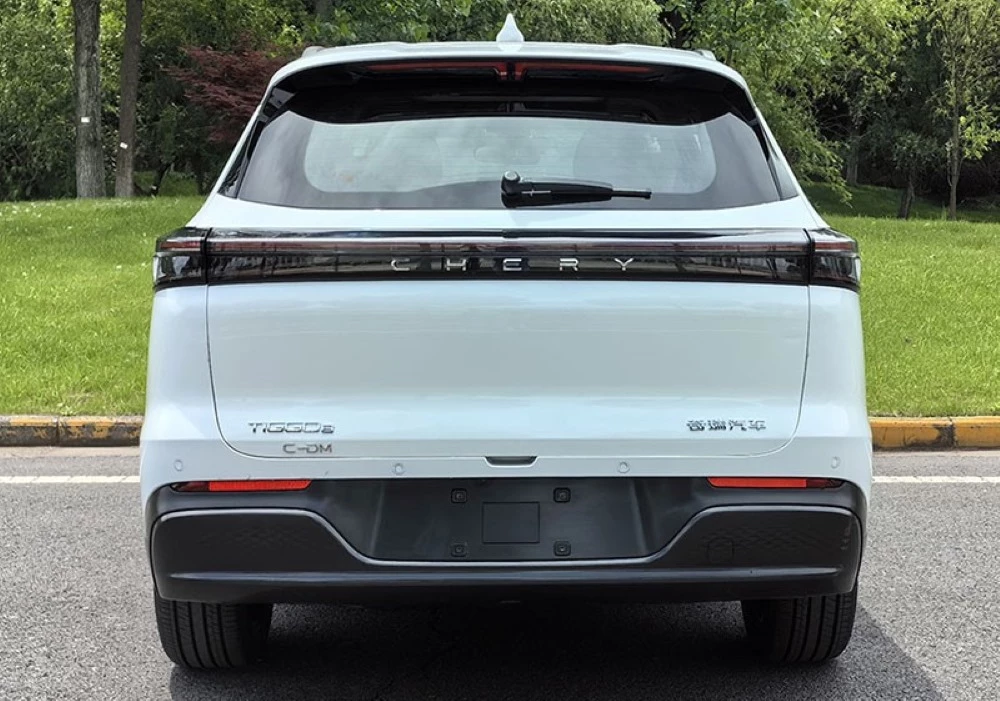 гибридный кроссовер chery tiggo 8 белый сзади