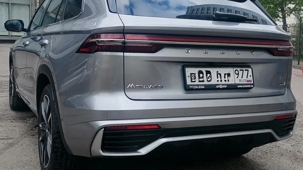 Geely Monjaro сбоку сзади