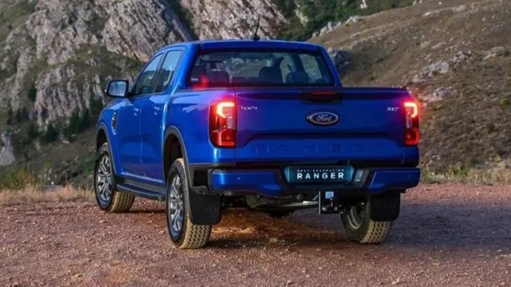 Рамный пикап Ford Ranger сбоку сзади