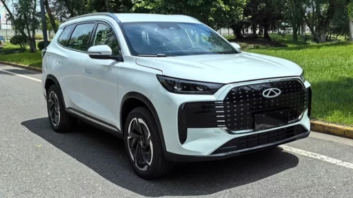 гибридный кроссовер chery tiggo 8 белый спереди сбоку