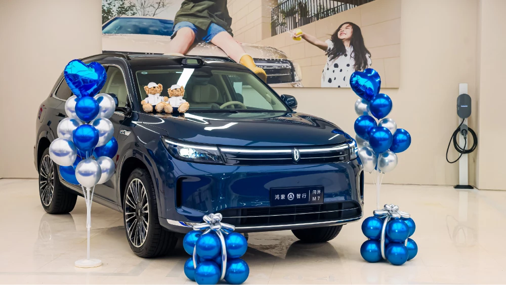 seres aito m7 ultra гибридный кроссовер синий сбоку спереди выдача 