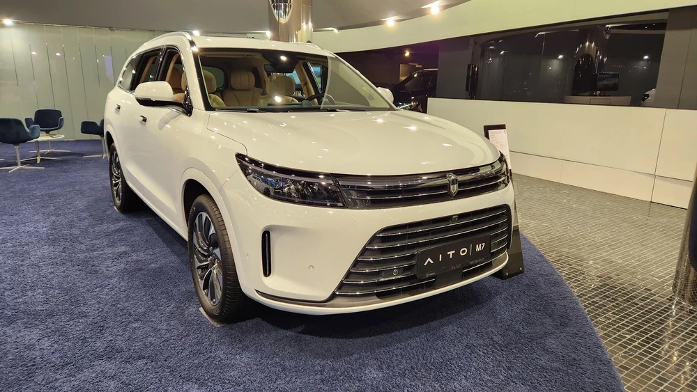 Aito M7 сбоку спереди в автосалоне у дилера
