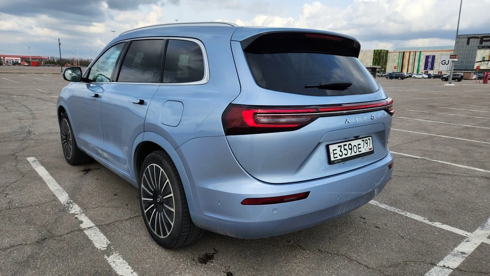 Aito M7 сбоку сзади