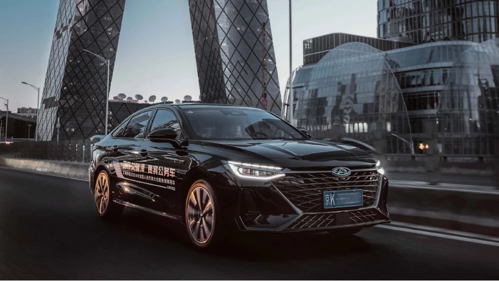 chery arrizo 8 сбоку спереди дорога зеленый 