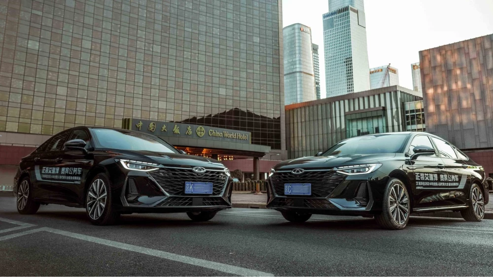 седан chery arrizo 8 2024 сбоку спереди зеленый