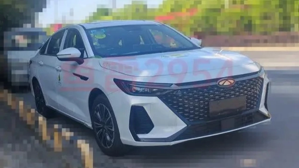 Седан Chery Fulwin A8 спереди сбоку