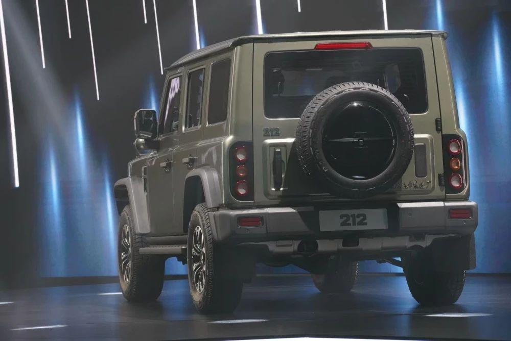 новый BAW 212 нового поколения презентация сбоку сзади