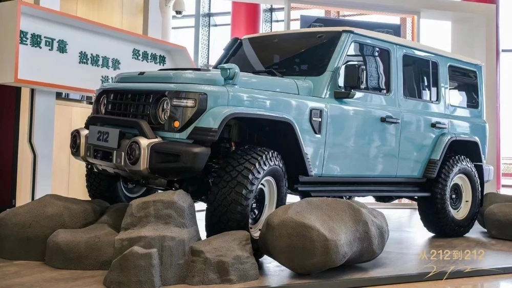 новый BAW 212 нового поколения презентация сбоку спереди внедорожная версия