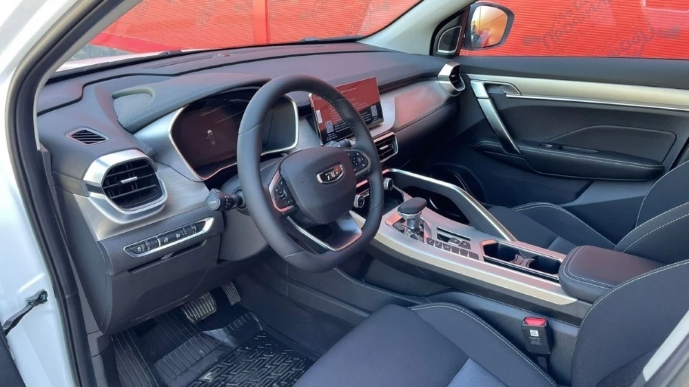 Пока еще в одной упряжке. Приходят покупать Geely Coolray, а уезжают на Belgee X50