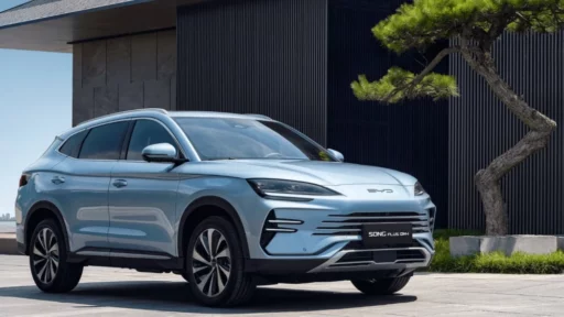 Кроссовер BYD Song Plus Champion DM-i спереди сбоку