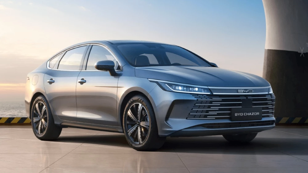 Седан BYD Chazor DM-i спереди сбоку