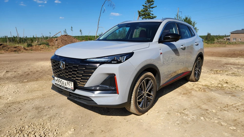 Changan CS55 сбоку спереди тест