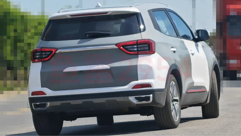 кроссовер chery tiggo 4 pro обновлённый гибрид сзади сбоку белый серый